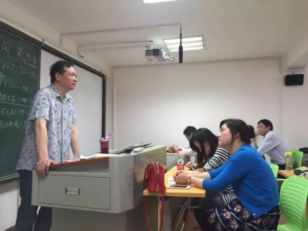 大学老师不说话靠打字授课，原因想不到…………