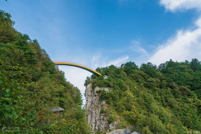 天燕旅遊區:最高景觀橋板壁巖,位於神農架林區的神農頂風景區內.