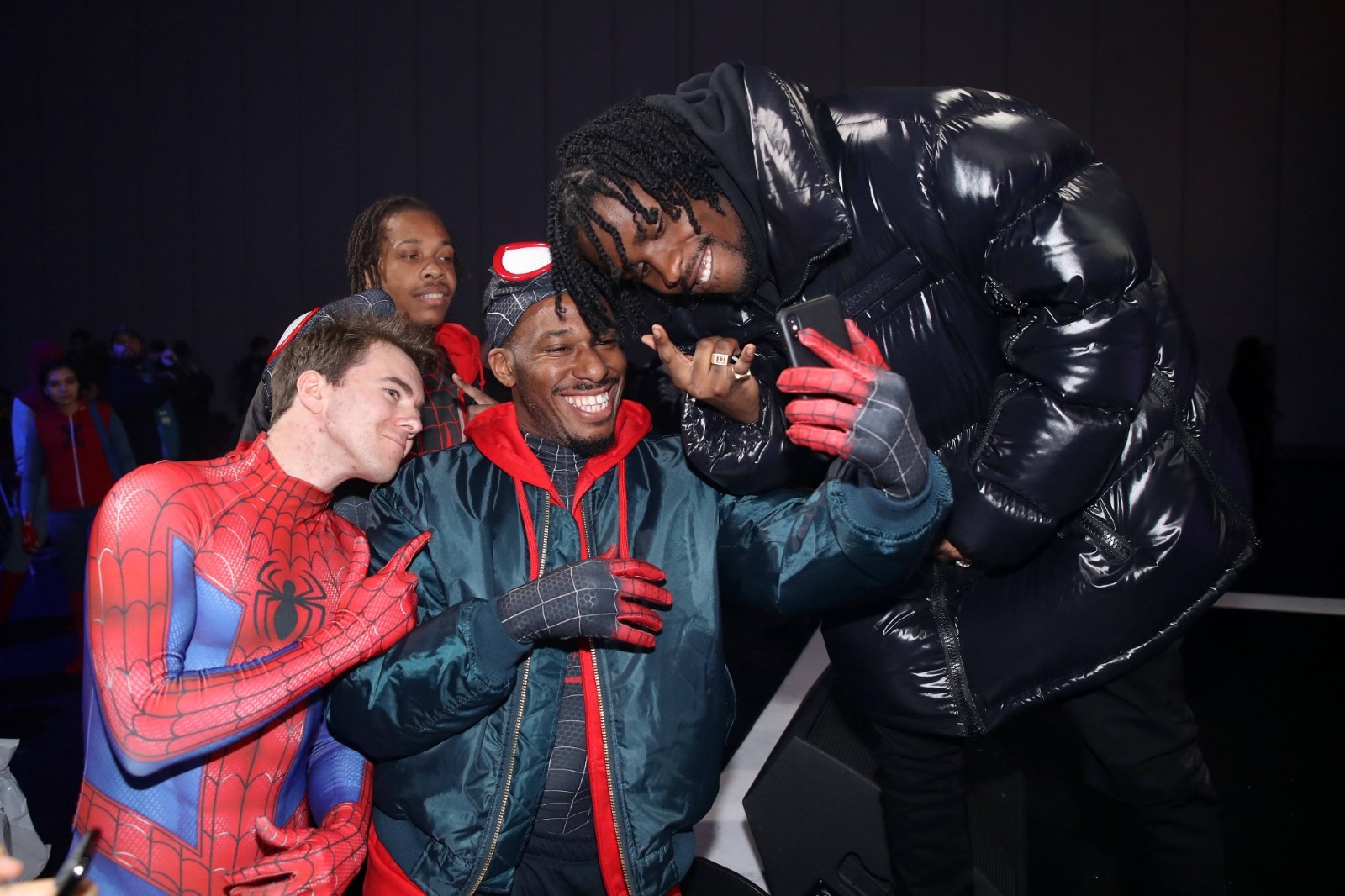 《蜘蛛侠:平行宇宙》主创亮相伦敦 六蛛齐聚破次元