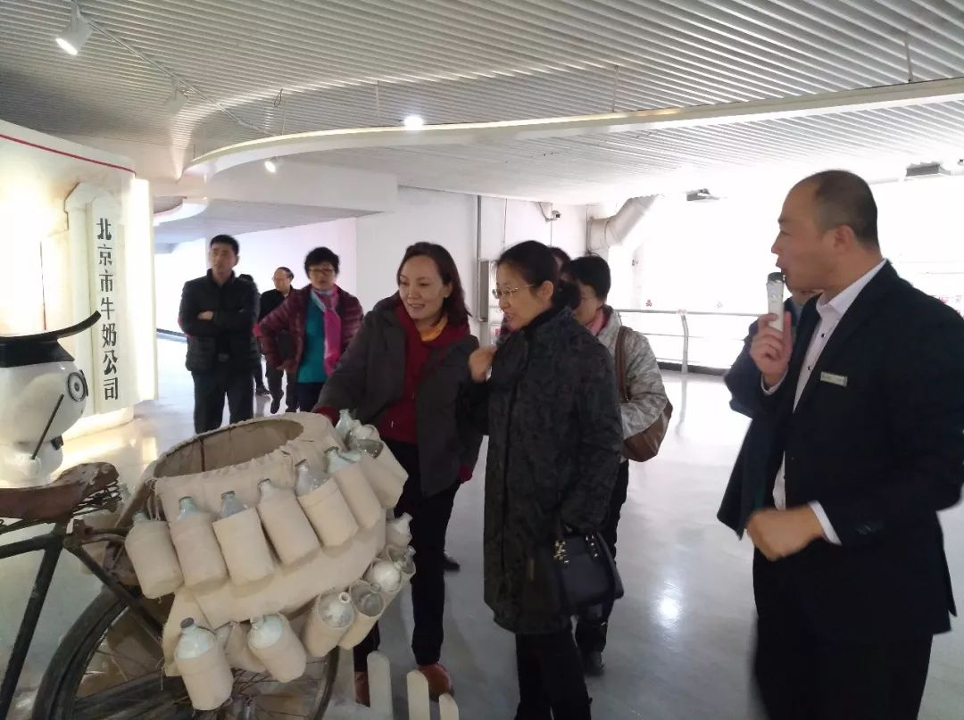 和石景山科協(xié)委員一起，到首都牛奶科普館和“滅絕動物公墓”看看