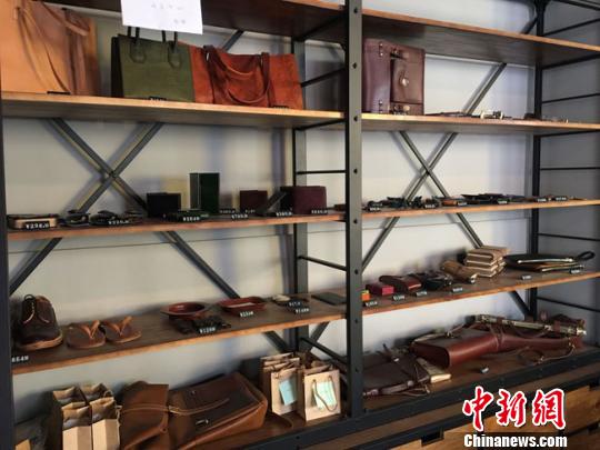 兰州小伙享手工皮艺“慢生活” 引民众体验“私人定制”