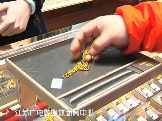 “孝子”到金店为父亲买万元手链，试戴时却惹来众人惊叫！