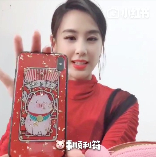 黄圣依晒本命年萌猪装备 时尚喜庆获追捧