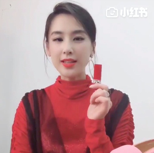 黄圣依晒本命年萌猪装备 时尚喜庆获追捧