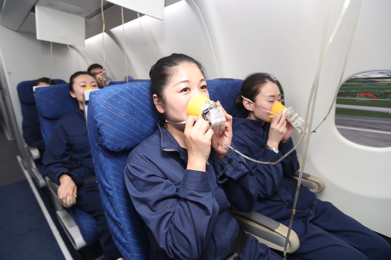 南航开展应急救援培训,空姐都是这么练出来的!