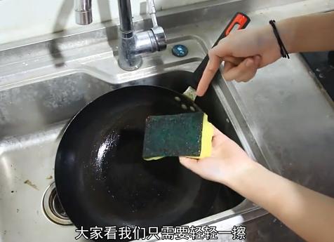 锅糊底了，别用钢丝球擦！用这种方法还你一口新锅