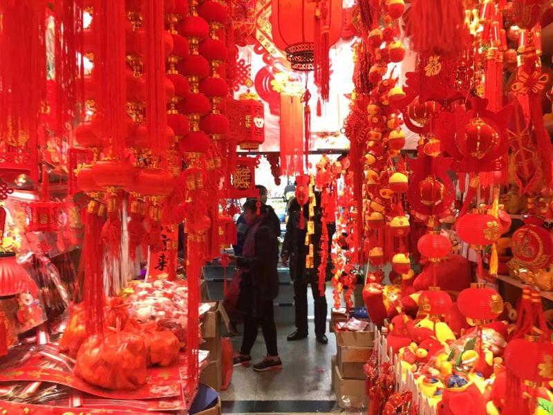 年饰买了吗？在上海城隍庙小商品市场，“小猪佩奇”已经卖空了