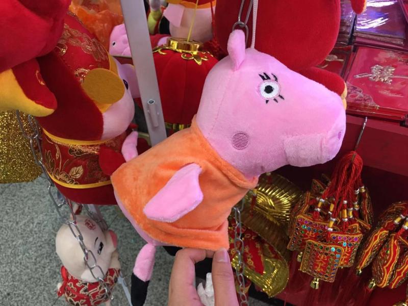 年饰买了吗？在上海城隍庙小商品市场，“小猪佩奇”已经卖空了