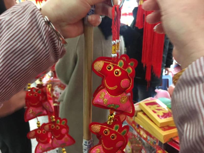 年饰买了吗？在上海城隍庙小商品市场，“小猪佩奇”已经卖空了