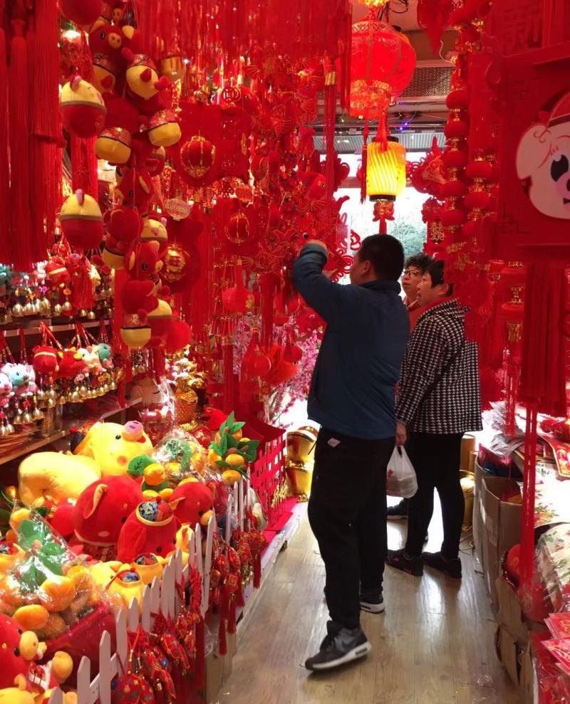 年饰买了吗？在上海城隍庙小商品市场，“小猪佩奇”已经卖空了