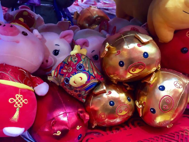 年饰买了吗？在上海城隍庙小商品市场，“小猪佩奇”已经卖空了