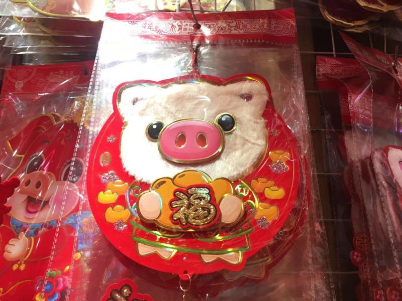 年饰买了吗？在上海城隍庙小商品市场，“小猪佩奇”已经卖空了
