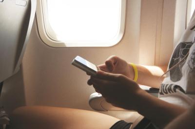 飞机上WiFi开启一年：改装成本高达数百万 未来或有偿服务