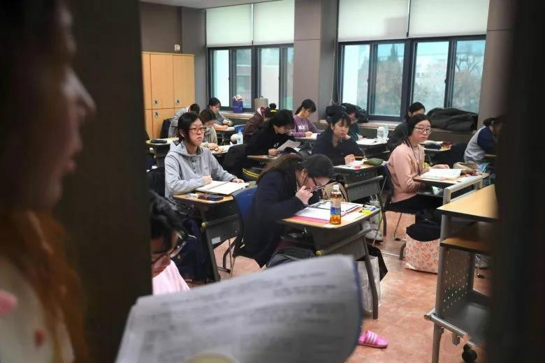 在韩国，普通家庭的孩子考入名牌大学有多难？