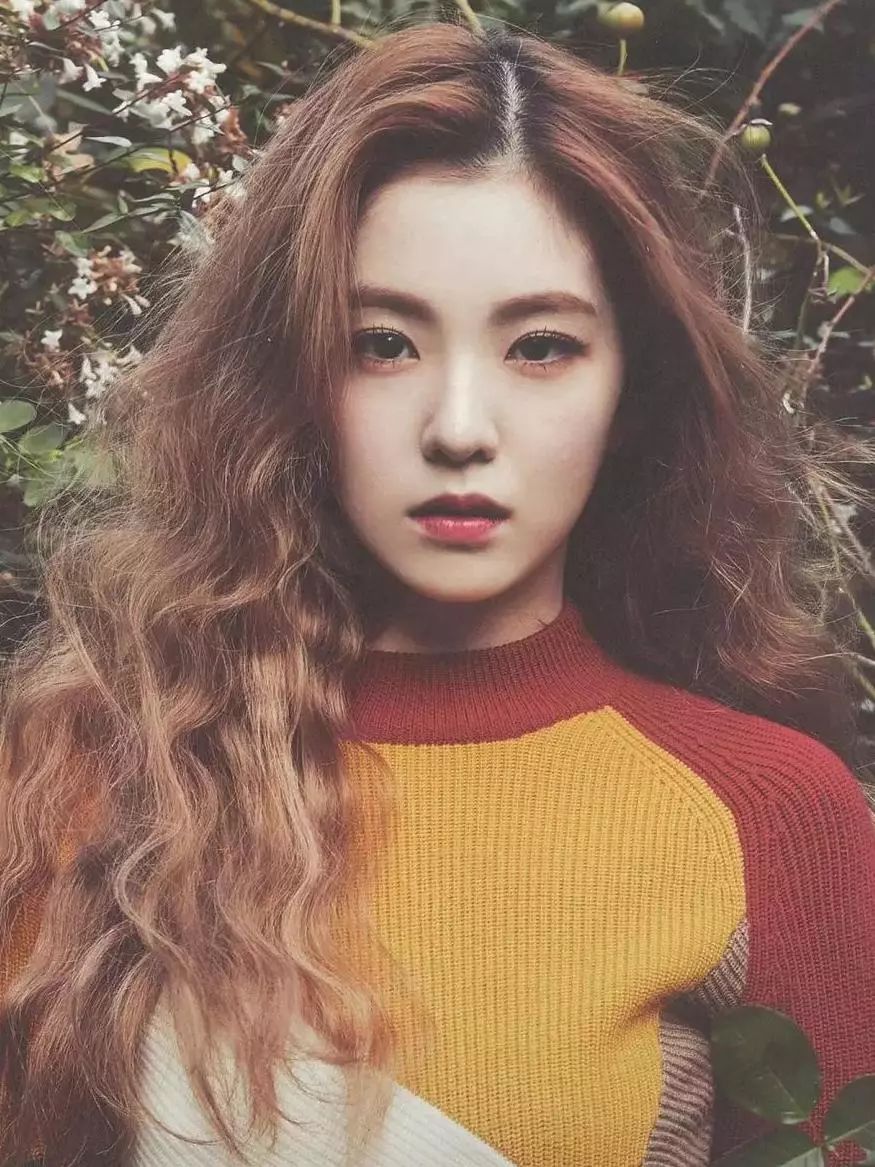 说到国内女星,可以把"羊毛卷"驾驭的游刃有余的可能就是春夏了,她确实