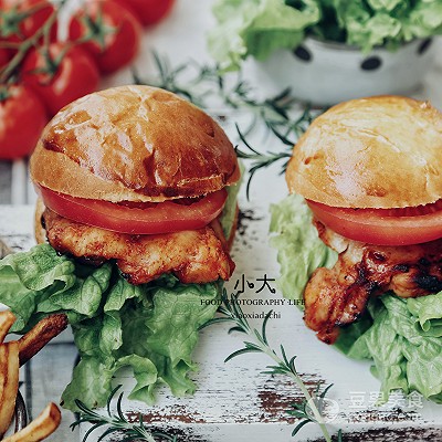 这样的#精品菜谱挑战赛#奥尔良烤鸡腿堡你吃过吗？