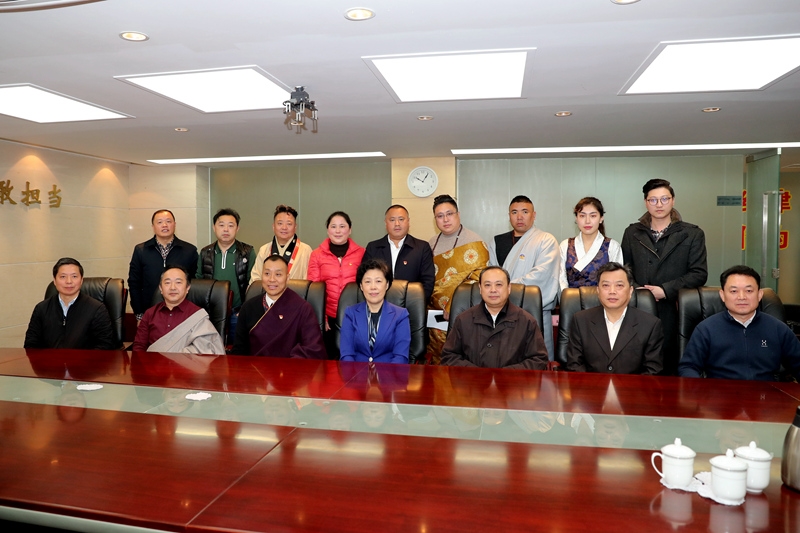 田向利会见“同心建小康·光彩阿坝行”演出慰问团主要成员
