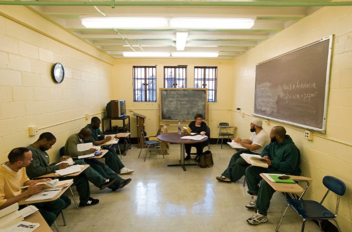 这所世界上最凶残的大学，学生都是杀人、抢劫犯却打败哈佛学霸：重启人生，任何时候都不晚