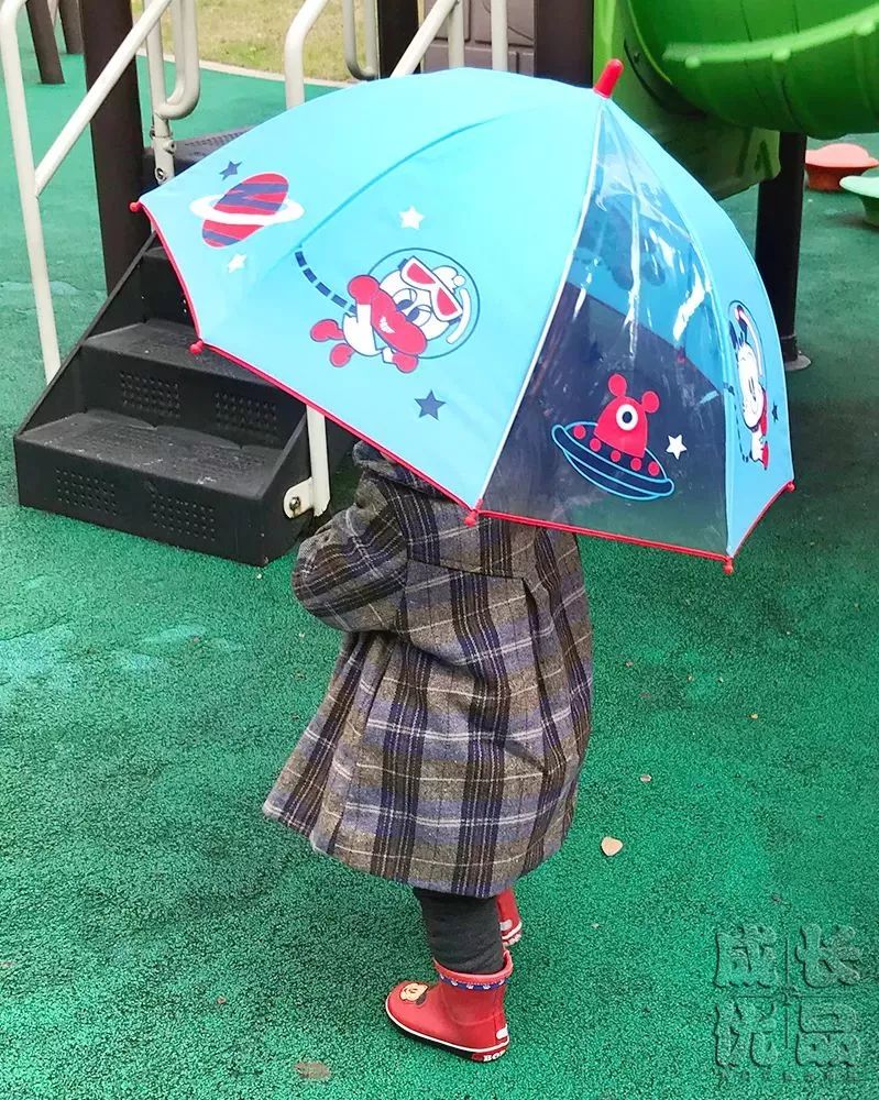 一件能穿好几年，给孩子选雨具，需要避开这些坑丨明日团
