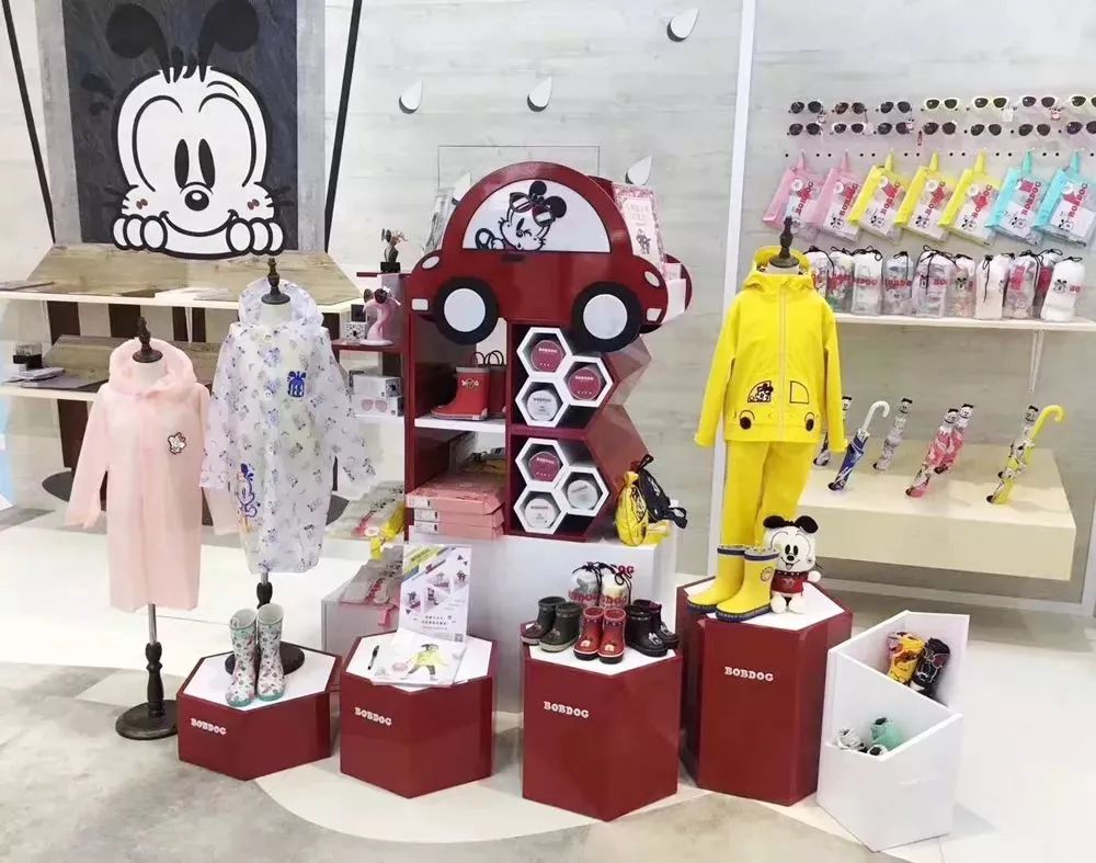 一件能穿好几年，给孩子选雨具，需要避开这些坑丨明日团
