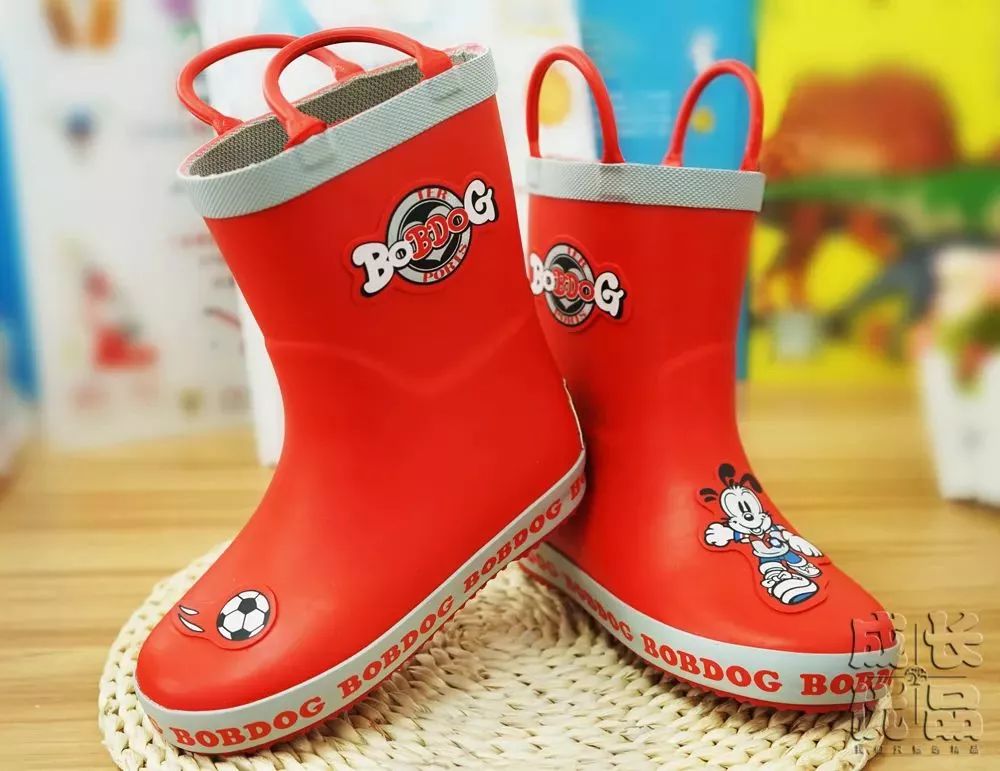 一件能穿好几年，给孩子选雨具，需要避开这些坑丨明日团