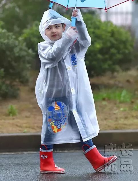 一件能穿好几年，给孩子选雨具，需要避开这些坑丨明日团