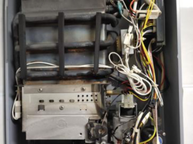 胶州市民家中热水器起火，美的：已经过保了