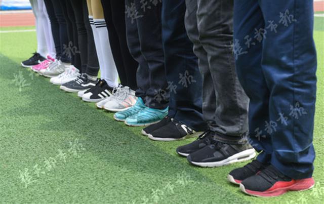 10岁男孩穿42码鞋！记者调查273名小学生发现超半数鞋码偏大
