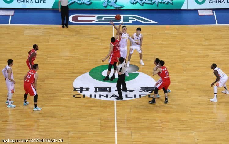 cba地板为什么不好看(硬核科普！为什么CBA地板不如NBA“颜值高”？)