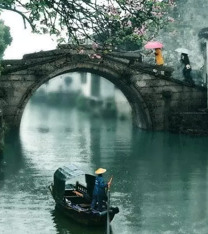 一袭江南梦，醉卧烟雨中！