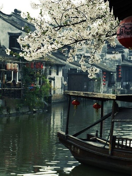 一袭江南梦，醉卧烟雨中！