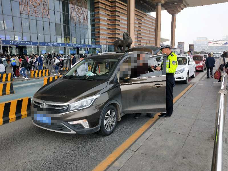 “空车禁上”落客平台新规实施首日