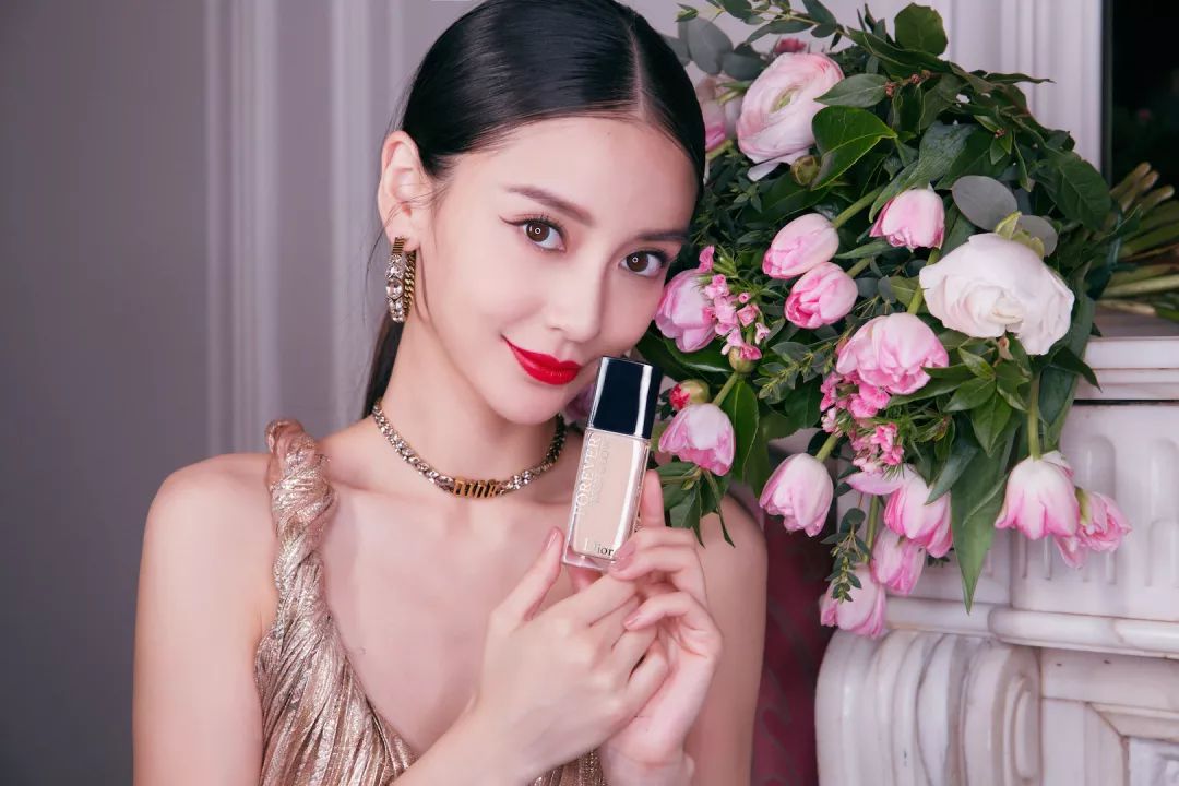 李佳琦惊呼Unbelievable的迪奥锁妆粉底液，瞬间磨皮堪比美颜相机！