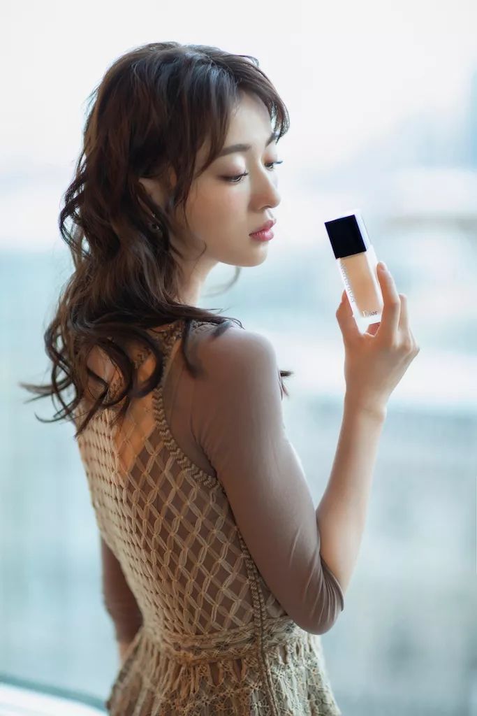 李佳琦惊呼Unbelievable的迪奥锁妆粉底液，瞬间磨皮堪比美颜相机！