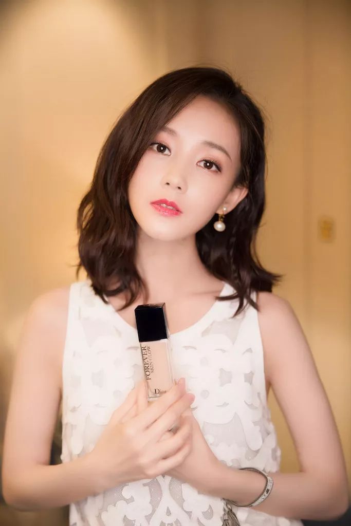 李佳琦惊呼Unbelievable的迪奥锁妆粉底液，瞬间磨皮堪比美颜相机！