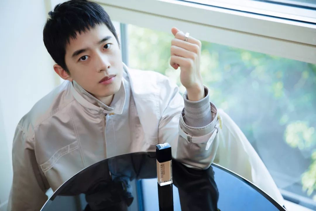 李佳琦惊呼Unbelievable的迪奥锁妆粉底液，瞬间磨皮堪比美颜相机！
