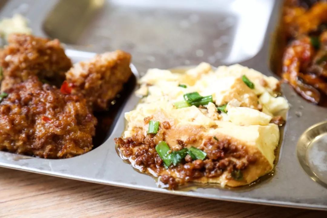 一年学费8W+的大学，吃什么？