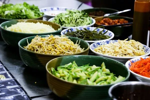 一年学费8W+的大学，吃什么？