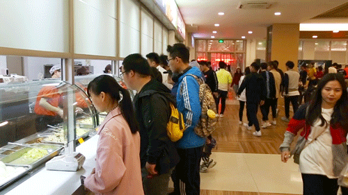 一年学费8W+的大学，吃什么？