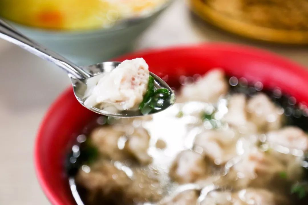 一年学费8W+的大学，吃什么？