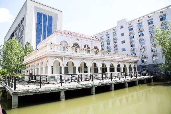 一年学费8W+的大学，吃什么？