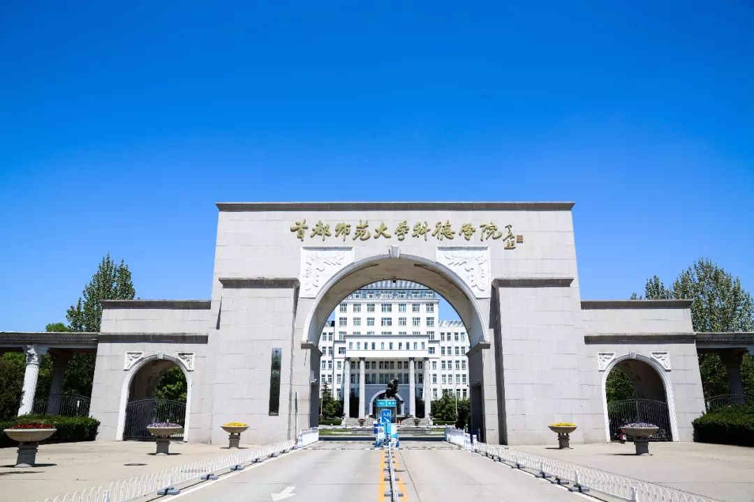 一年学费8W+的大学，吃什么？