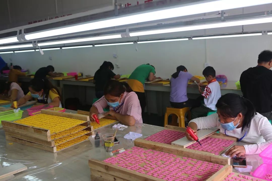 去荔波这个扶贫车间看稀奇,小饰品玩转"大变身"!