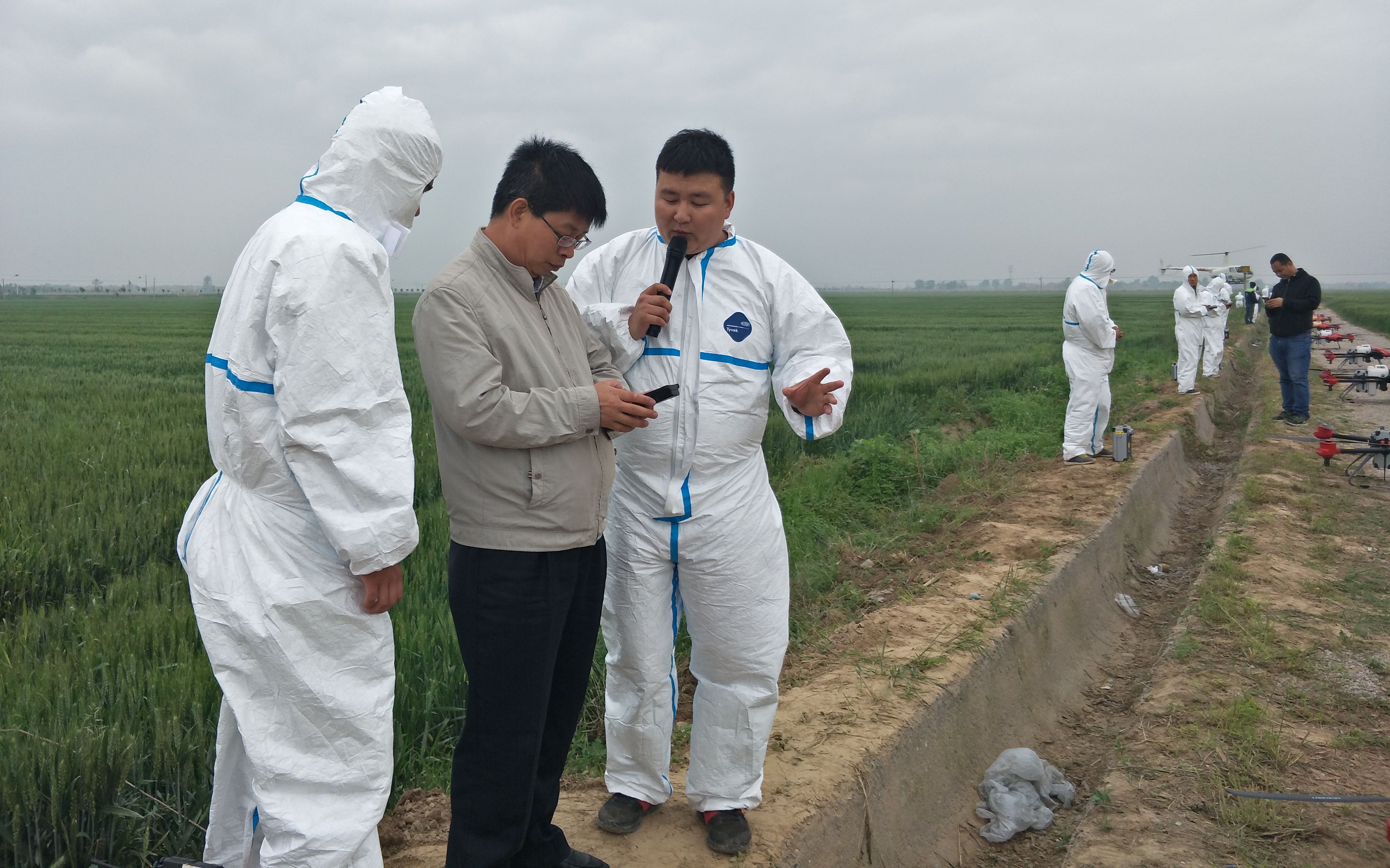農(nóng)田無人機“飛手”月入十萬？這位陜西小伙說沒那么好干