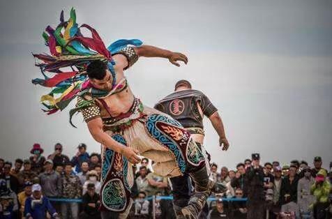 "将嘎"是蒙古族搏克手最值得荣耀的标志,由五彩绸缎组成圆环佩戴于