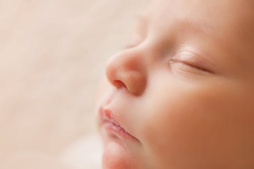 新生儿试管宝宝嗓子里总是呼噜呼噜地，是正常还是生病了？医生这样说