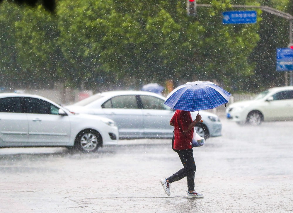 现在的北京狂风暴雨正来，回家路上小心！（组图）