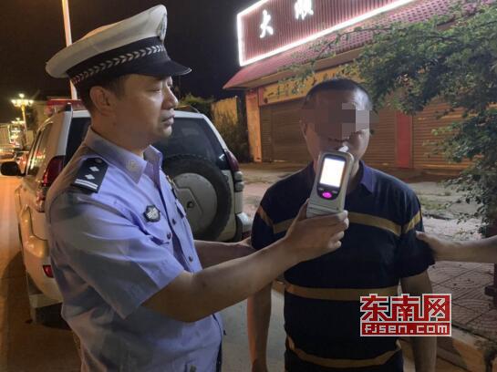 莆田：图凉快光膀子骑摩托车？这下被交警“逮到”了吧