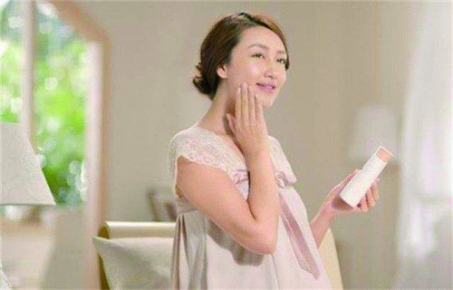 怀孕了可以化妆吗(怀孕后 准妈妈还能化妆吗？)