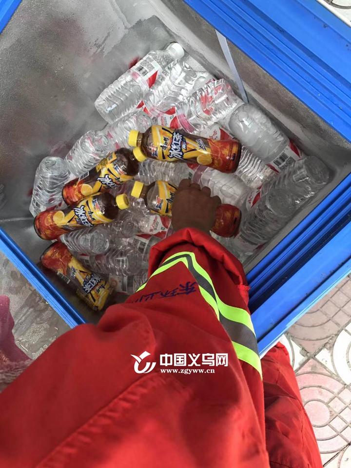 去年爆火的“爱心冰箱”再现义乌街头 喝的是冷饮 暖的是人心